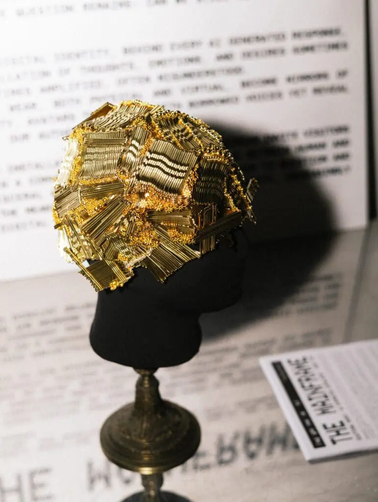 Golden geometric mask design with metallic patterns