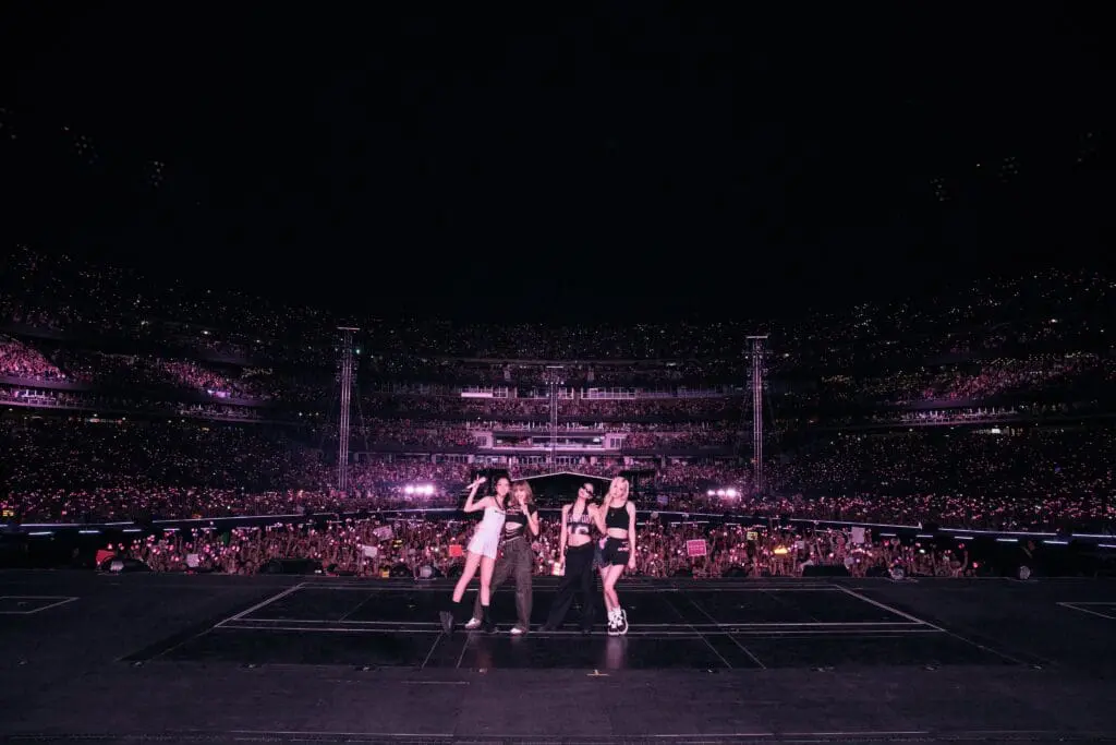 BLACKPINK posing with Stade de France audience