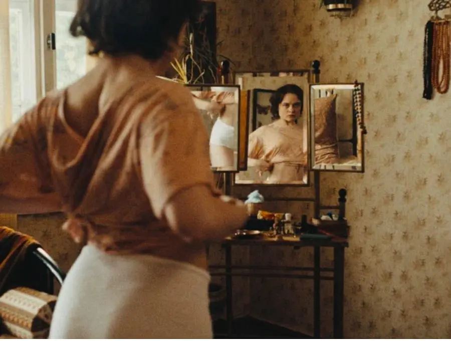 Зеркальная сцена из фильма 'Sound of the Falling'