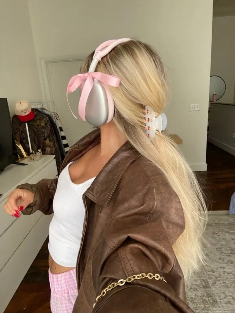 Headphones with pink bows Coquettecore style