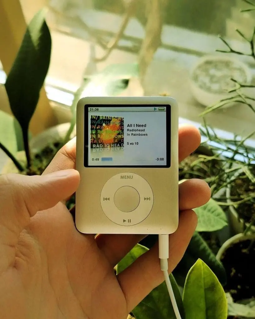 iPod playing Radiohead In Rainbows