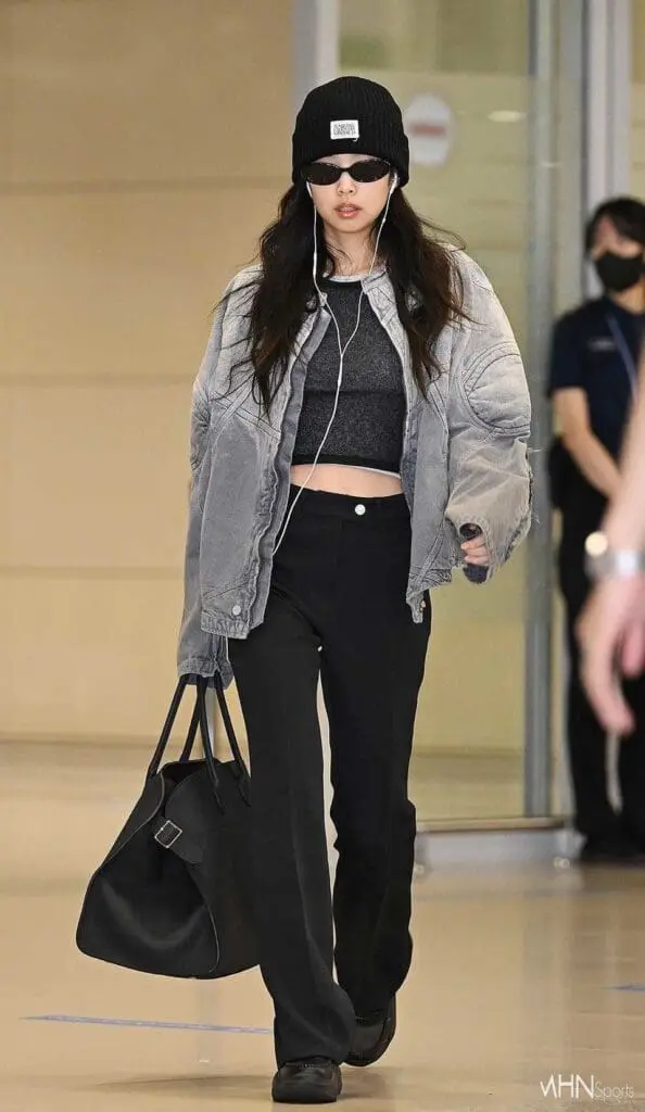 Jennie Blackpink airport look in oversized blazer