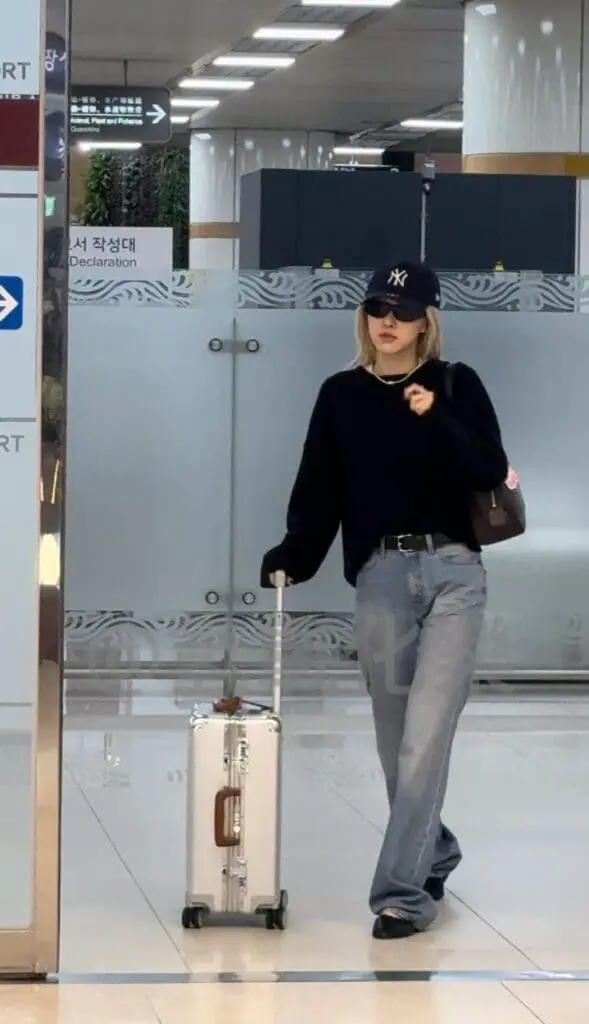 Rosé Blackpink airport outfit in gray sweatpants