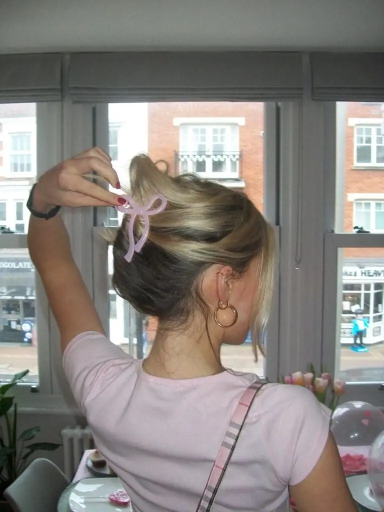 Claw clip hair accessory clean girl trend