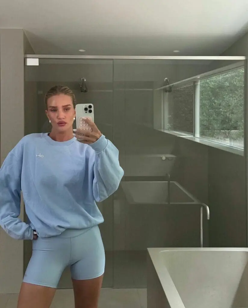 Rosie Huntington-Whiteley Alo Yoga mirror selfie
