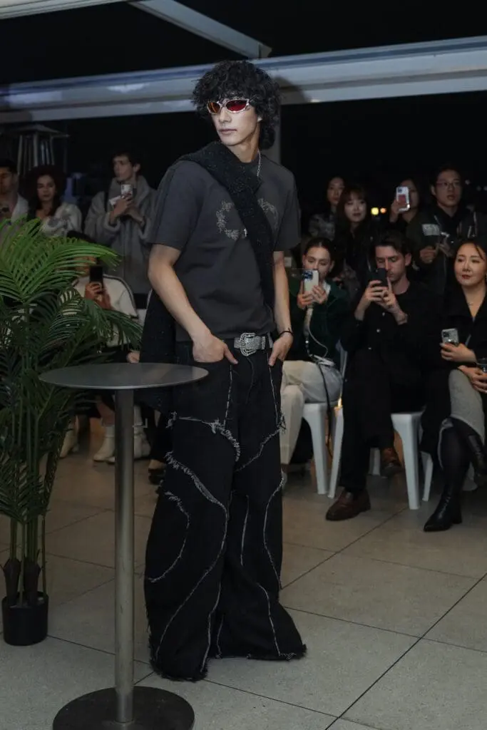 Avant-garde black ensemble on the YONGDAE runway