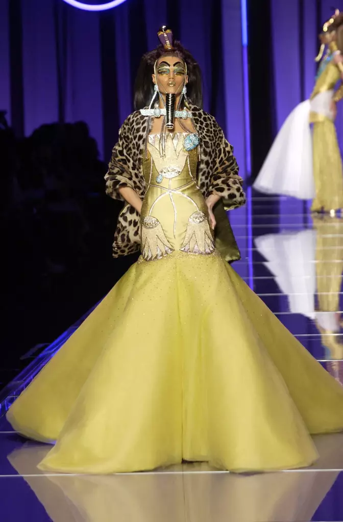 Diana Gartner wears a G-d mask and dramatic layers in Dior’s Spring 2004 couture show